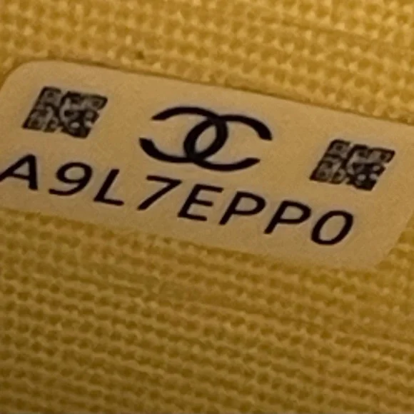 NEW CHANEL MATELASSE COCO MARK YEAR CHAMPAGNE GOLD LAMBSKIN COIN/AIRPODS CASE - Picture 12 of 16